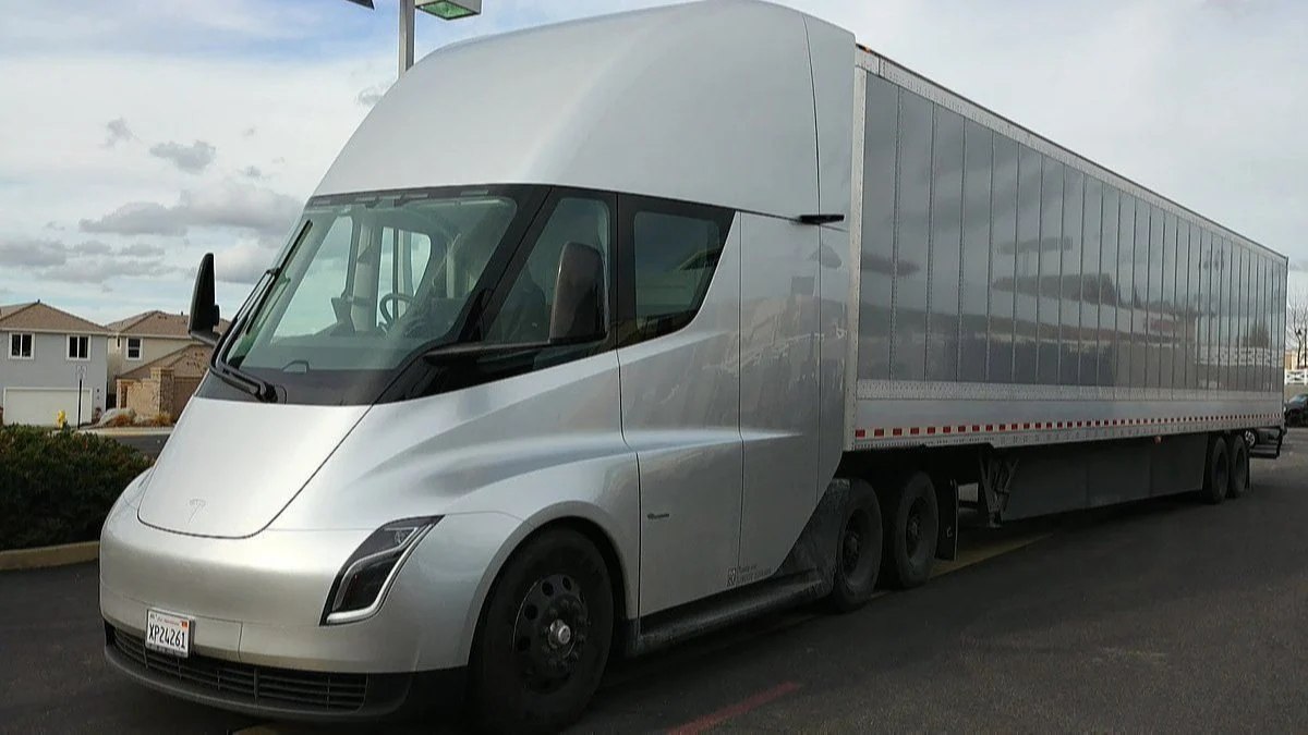 Tesla’nın elektrikli kamyonu Semi, 400 bin km yol katetti