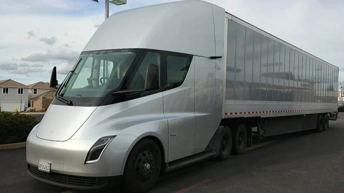 Tesla’nın elektrikli tırı Semi, dünya genelinde satışa çıkacak